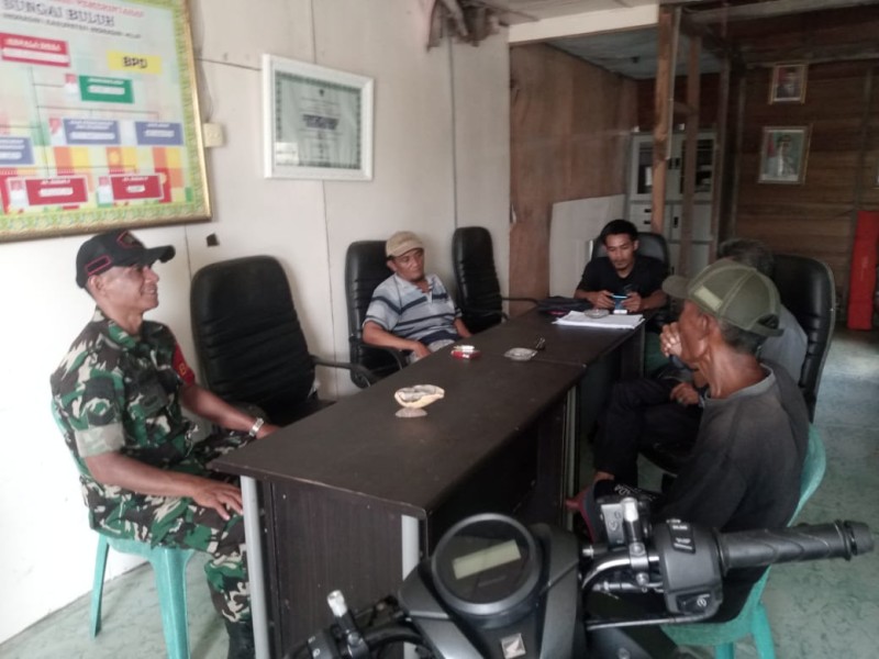 Selalu Dekat dengan Masyarakat, Babinsa Serda Hendra Putra Rutin Lakukan Komsos