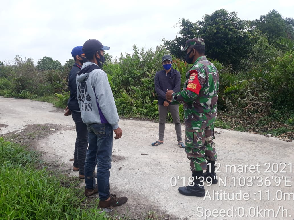 Babinsa Gelar Sosialisasi dan Patroli Karlahut di Desa Air Tawar