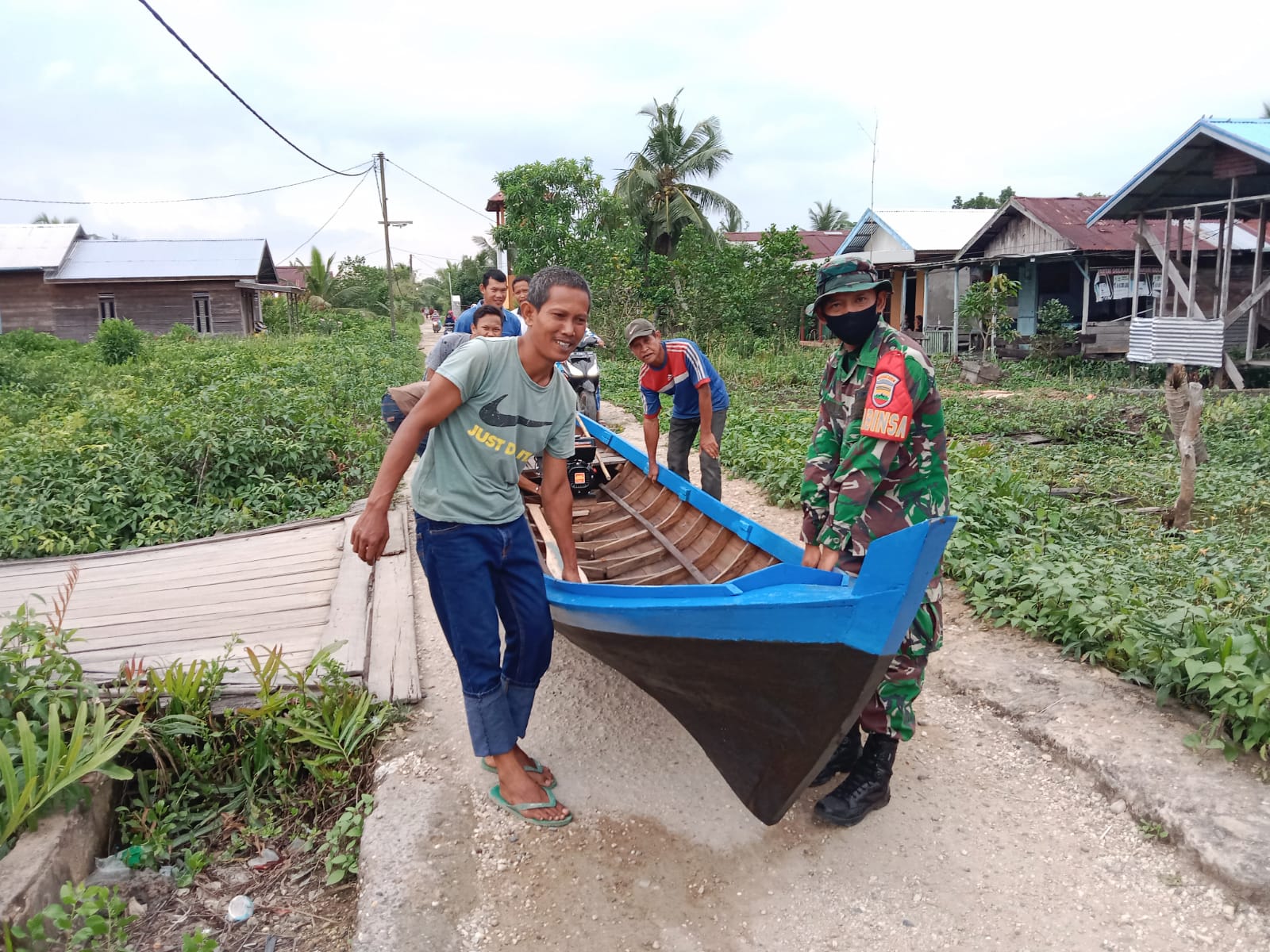 Bahu Membahu, Babinsa Koramil 04/Kuindra Goro Bersama Masyarakat