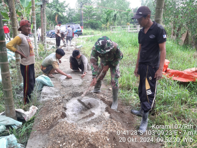 Tingkatkan Kebersihan dan Kenyamanan, Babinsa Serda Ramli Laksanakan Goro Dengan Masyarakat Setempat
