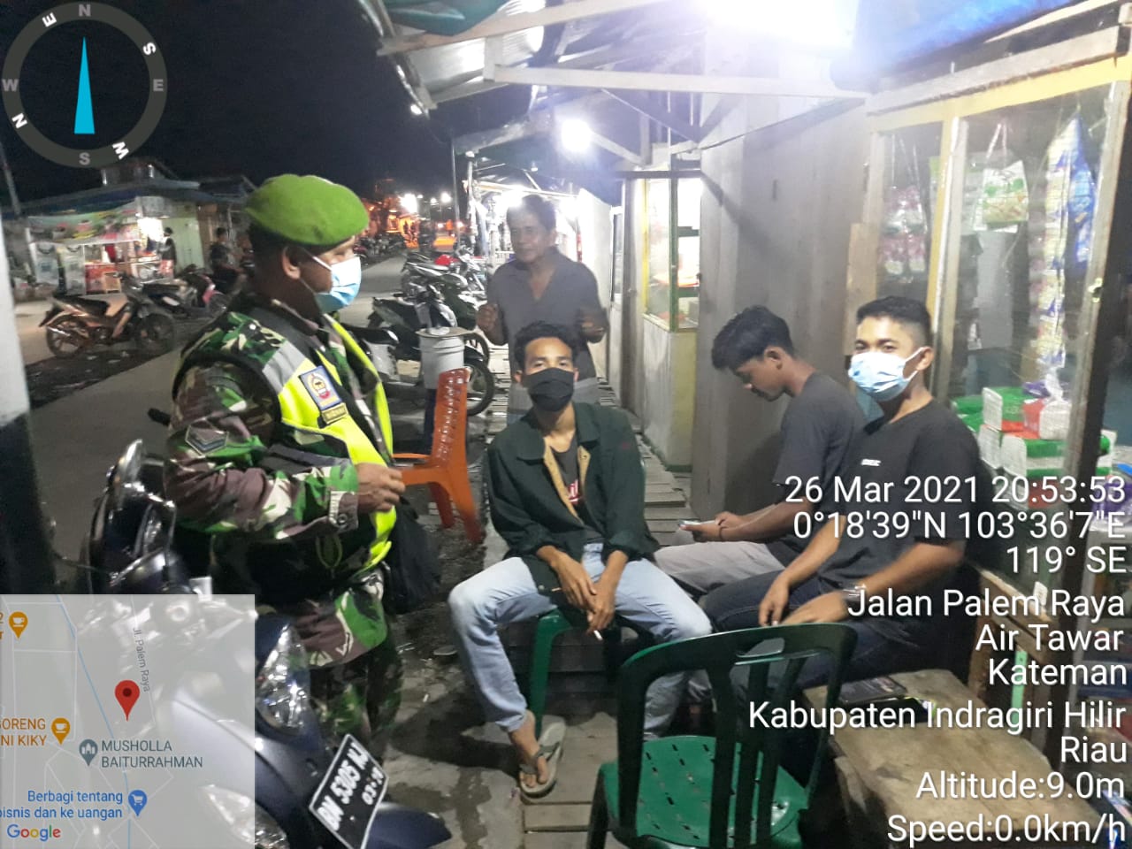 Hingga Malam Hari, Personil Koramil 06/Kateman Tetap Ingatkan Protkes ke Warga