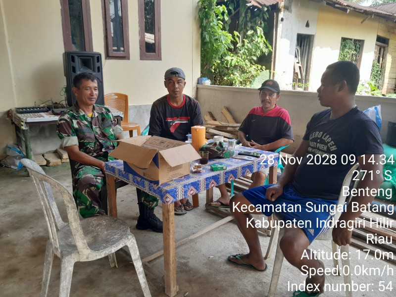 Koramil 07/Reteh Jalin Silaturahmi dan Berikan Informasi Terkait Perkembangan Situasi Binaan