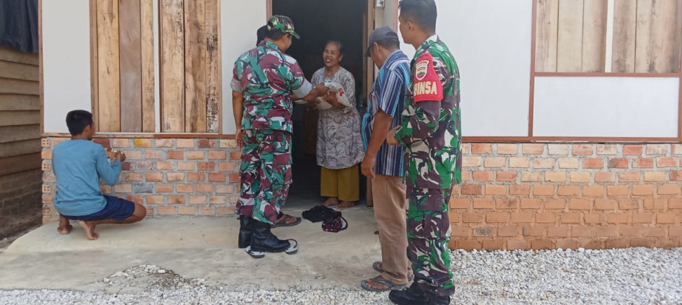 Jumat Berkah, Danramil 09/Kemuning Berbagi Kepada Masyarakat Kurang Mampu di Binaan