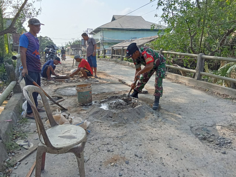 Koramil 07/Reteh Giat Goro Sekaligus Sosialisasi Terkait Bahaya Membakar Lahan di Binaan