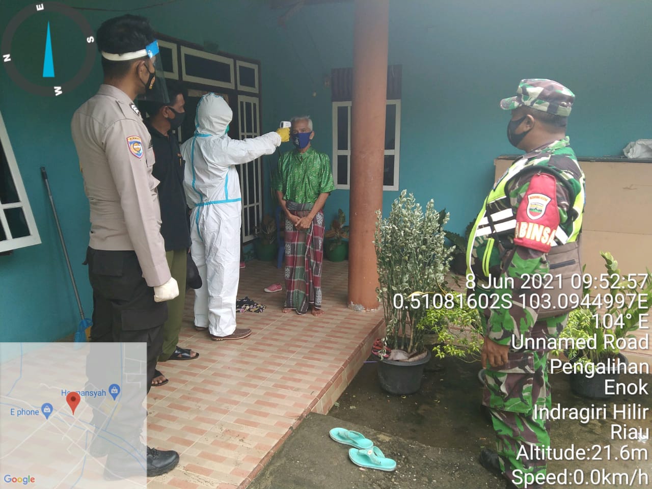 Babinsa Koramil 02/Tanah Merah Dampingi Traking Pasien Covid-19