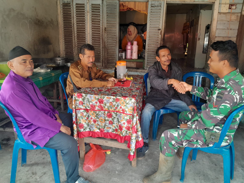 Babinsa 05/Gas Kopda Ridho Melaksanakan Kegiatan Komsos Bersama Masyarakat Desa Gembira