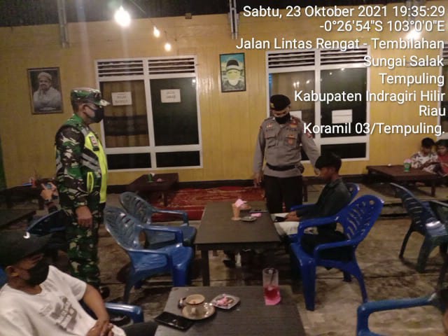 Patroli Malam, Babinsa 03/Tempuling Dan Babinkamtibmas Datangi Tempat Tongkrongan Anak Muda