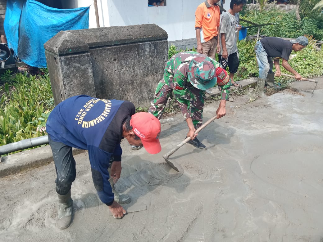 Bersama Masyarakat, Babinsa Koramil 04/Kuindra Goro Perbaiki Jalan yang Rusak