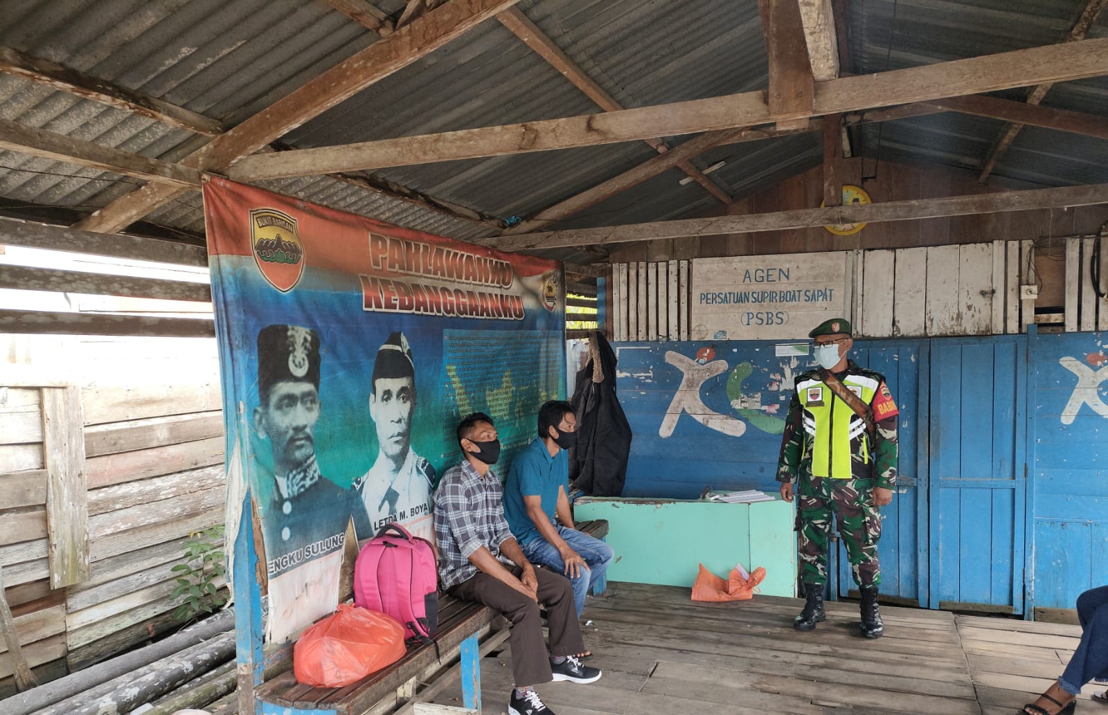 Anggota Koramil 04/Kuindra Tetap Aktifkan Penegakan Disiplin Prokes di Pelabuhan Kelurahan Sapat