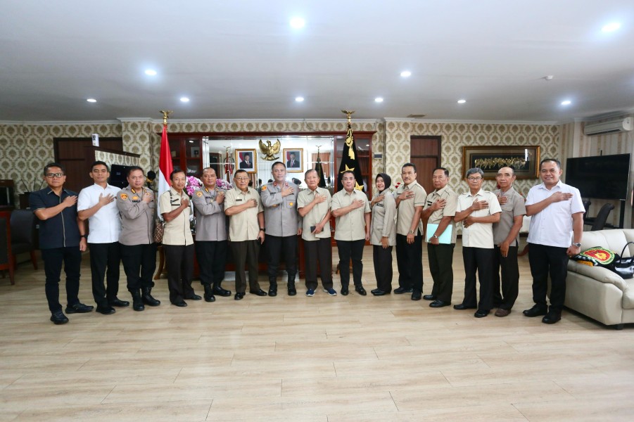 Irjen  Pol. Asep Safrudin Kapolda Kepri Terima Silaturahmi Ketua PP Polri Daerah Kepri Tahun 2025: Harapkan Dukungan Dalam Menjaga Sitkamtibnas Irjen  Pol. Asep Safrudin Kapolda Kepri Terima Silaturahmi Ketua PP Polri Daerah Kepri Tahun 2025: Harapkan Dukungan Dalam Menjaga Sitkamtibnas