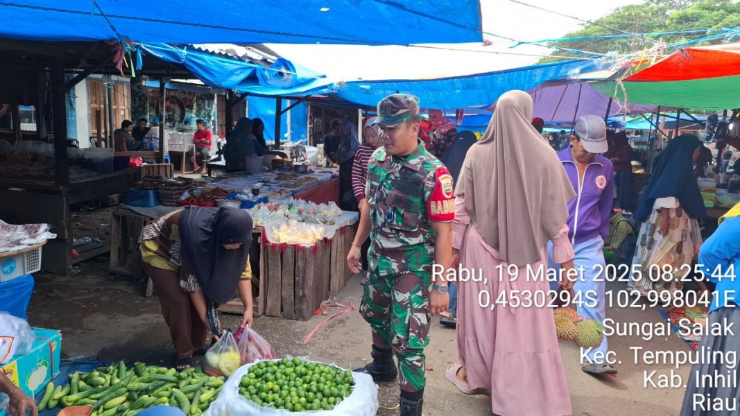 Pastikan Stok Sembako Selama Ramadhan Terpenuhi, Babinsa Koramil 03/Tpl Pantau Pasar Tradisional