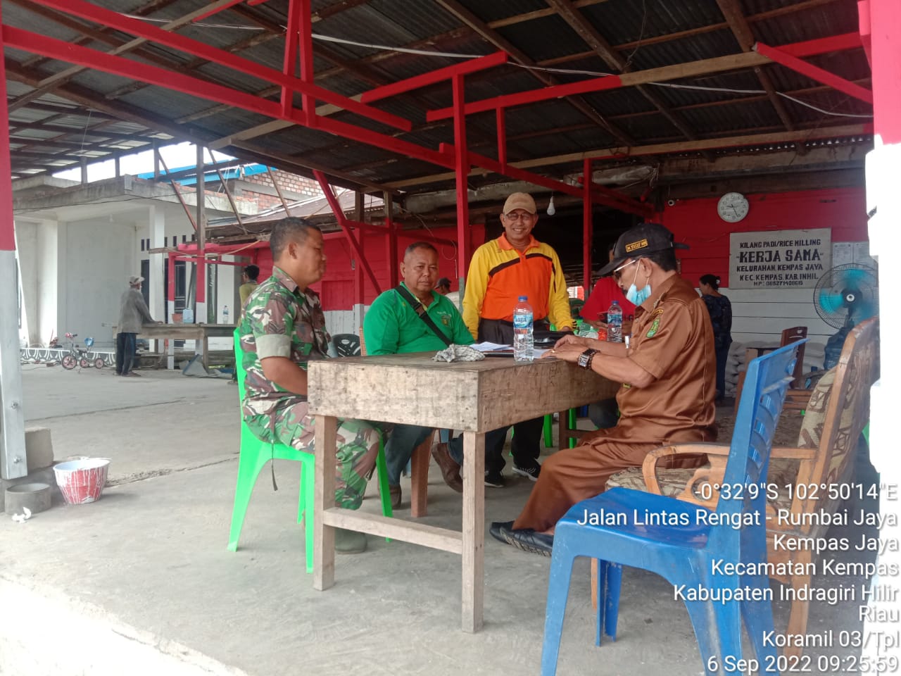 Babinsa 03/Tempuling Dan PPL Komsos Dengan Petani di Wilayah Binaan