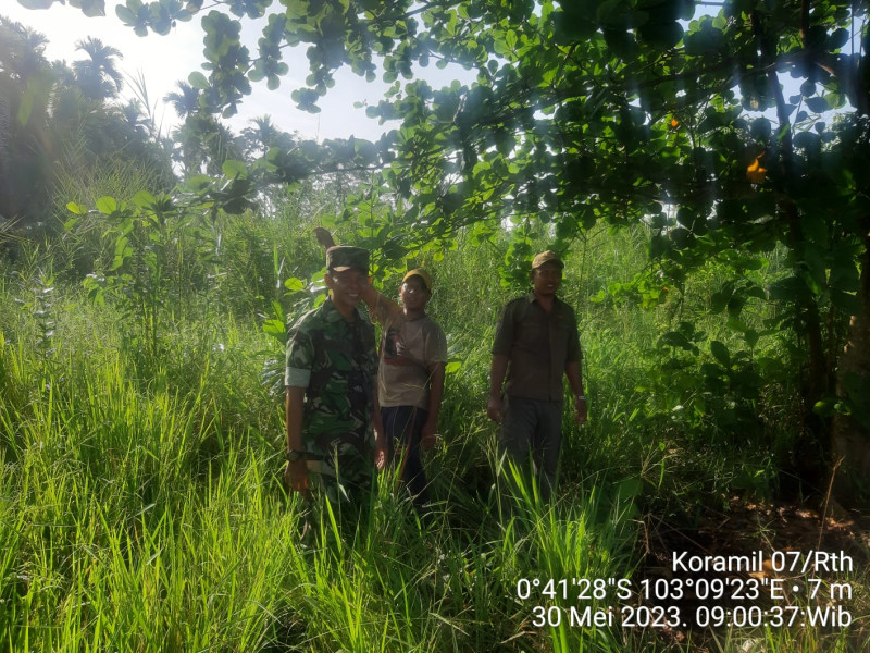 Babinsa Koramil 07/Reteh Patroli Karlahut Demi Lingkungan Sekitar