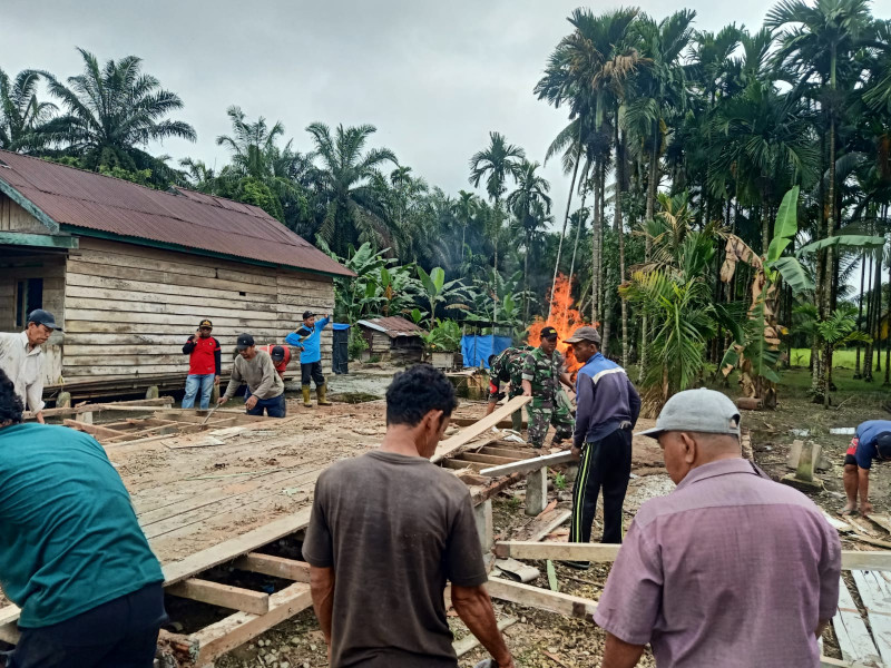 Gotong Royong Membangun Kembali: Pos Babinsa Desa Pancur Berkobar