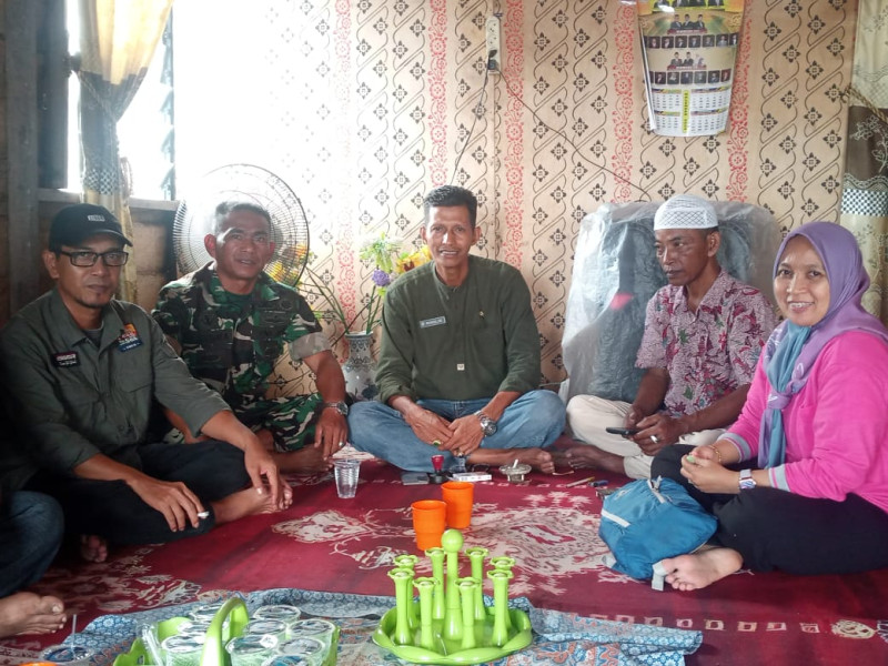 Babinsa Koramil 04/Kuindra Saling Bekerjasama Antar Warga Agar Terwujud Kekompakan