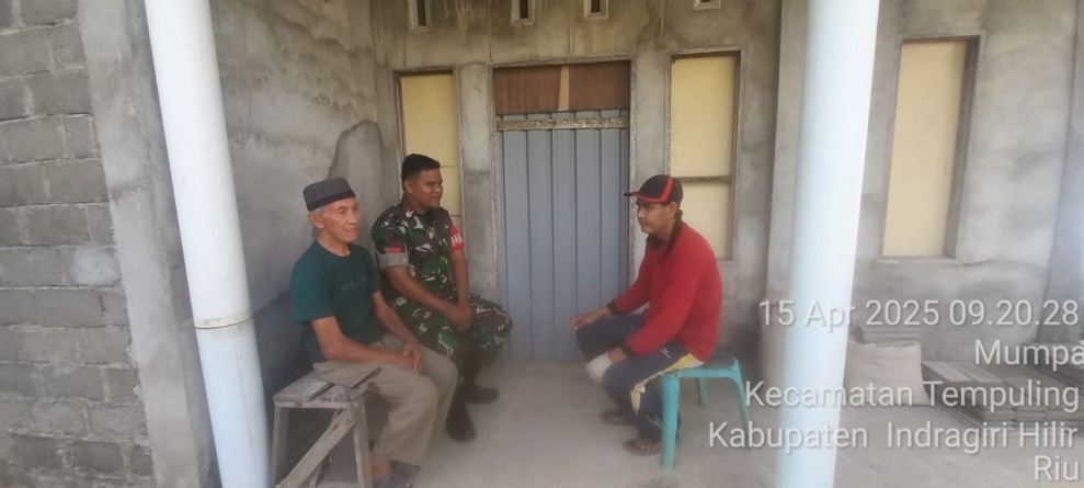 Pererat Hubungan TNI Dengan Masyarakat, Babinsa Koramil 03/Tempuling Komsos Bersama Tomas