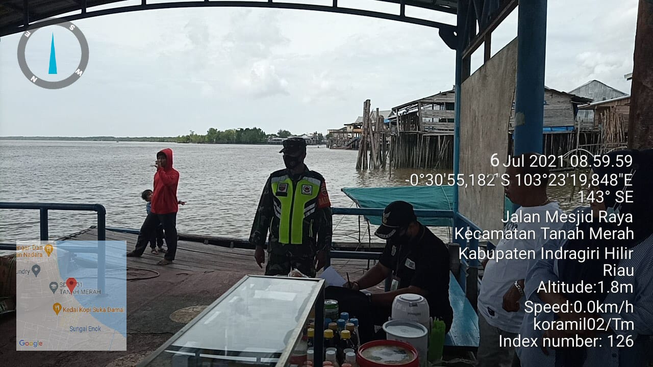 Di Pelabuhan Tanah Merah Babinsa Rutin Ingatkan Warga untuk Pakai Masker