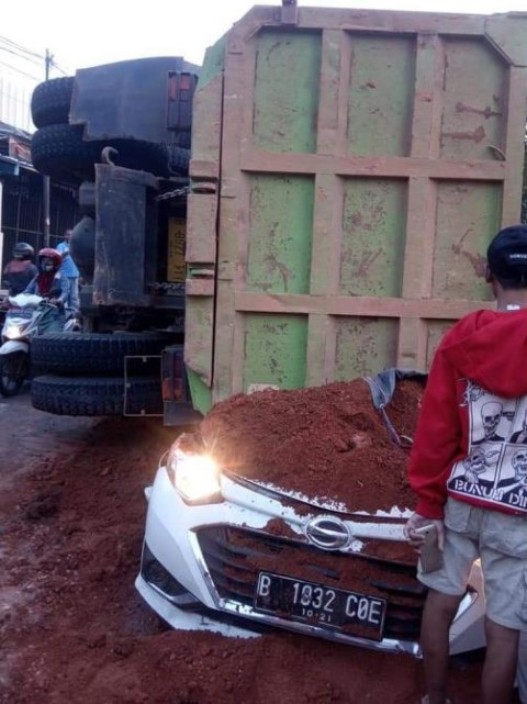 Truk Muatan Tanah Timpa Mobil di Karawaci, 5 Orang Terluka