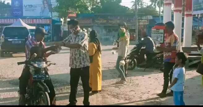 Anggota DPRD Siak ini Bagikan Takjil dan Imbau Warga Kandis Tetap Semangat di Tengah Pandemi Anggota DPRD Siak ini Bagikan Takjil dan Imbau Warga Kandis Tetap Semangat di Tengah Pandemi