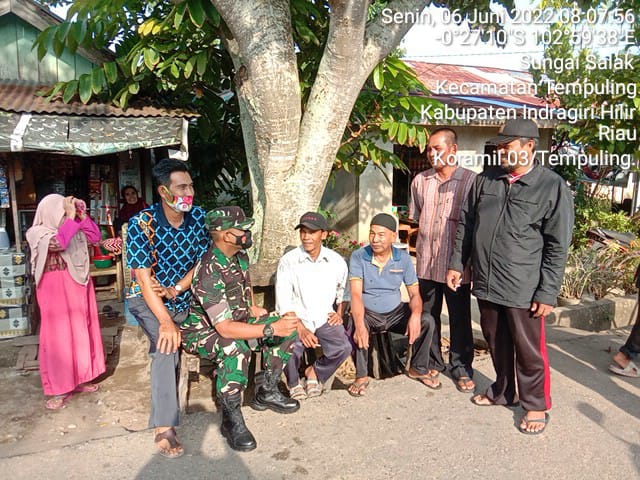 Babinsa Koramil 03/Tempuling, Sertu Mistar Komsos Bersama Tokoh Masyarakat Pererat Silaturahmi