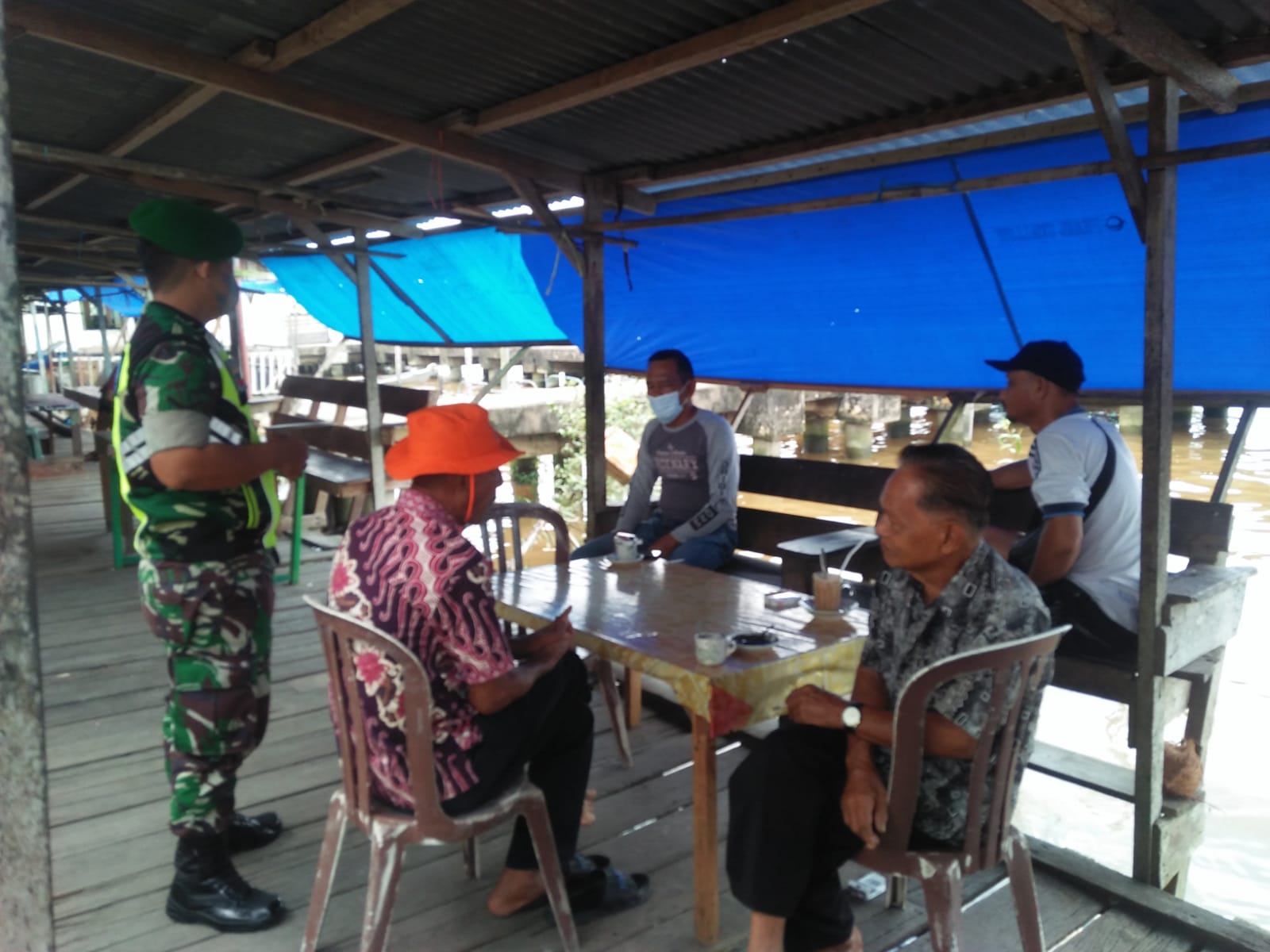 Anggota Koramil 04/Kuindra Tetap Laksanakan Penegakan Disiplin Prokes di Daerah Binaan