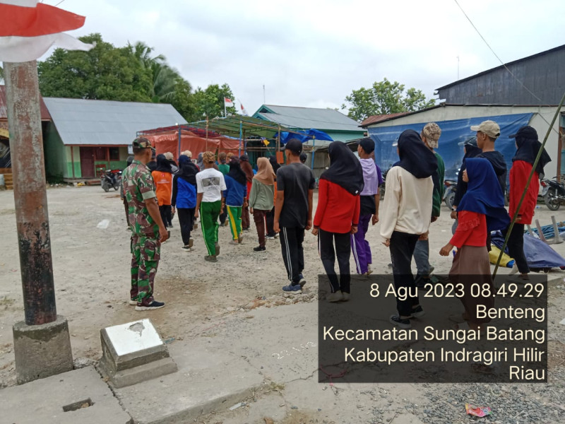 Pelatihan Paskibra Langsung Dilatih Babinsa Koramil 07/Reteh di Kelurahan Benteng