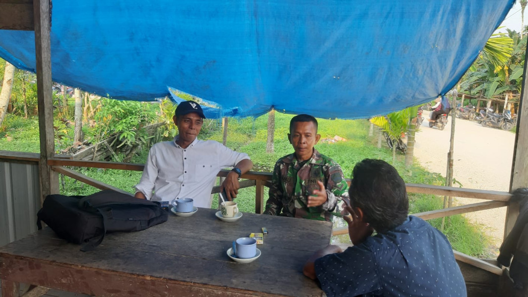 Babinsa Serda Ramli Berbagi Informasi Dengan Masyarakat Terkait Situasi di Binaan