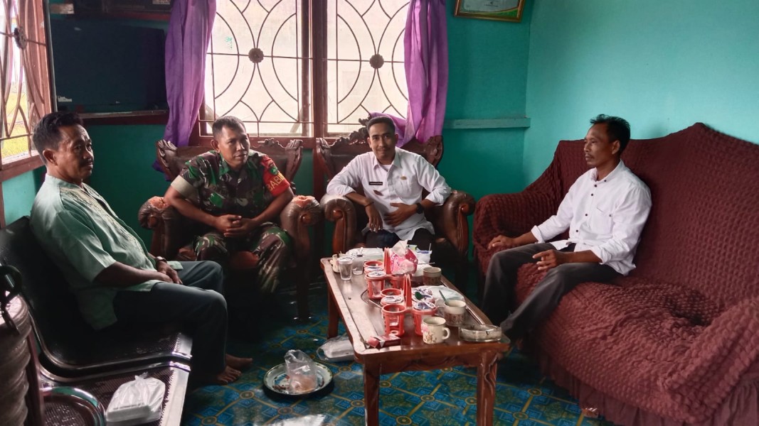 Babinsa Koramil 07/Reteh Laksanakan Pengawasan SDM, Kobarkan Semangat Gotong Royong