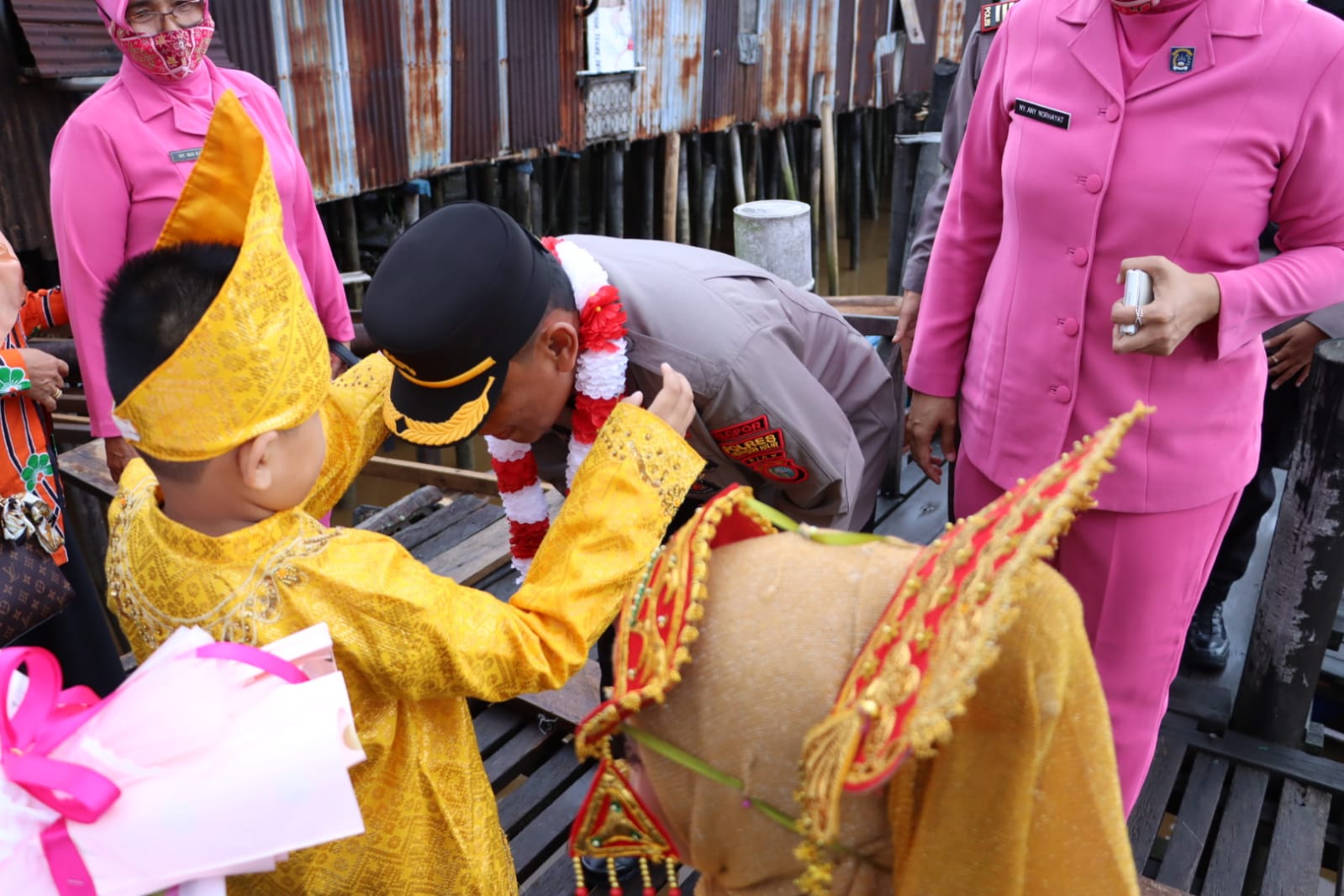 Kunker Ke Pulau Burung, Kapolres Inhil Berikan Bantuan Sembako Untuk Warga