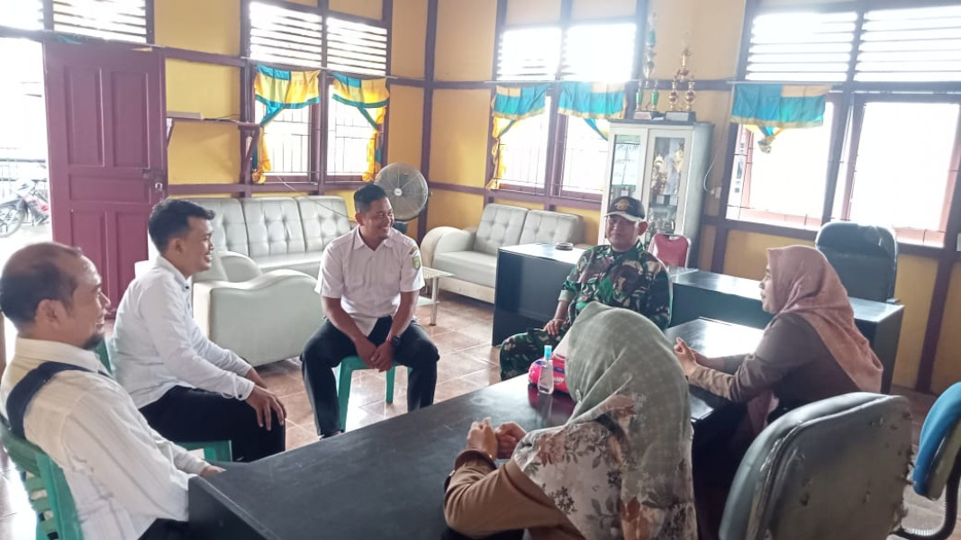 Terkait Permasalahan Keamanan dan Ketertiban, Babinsa Koramil 05/Gas Laksanakan Komsos Bersama Lurah dan Tokoh Masyarakat