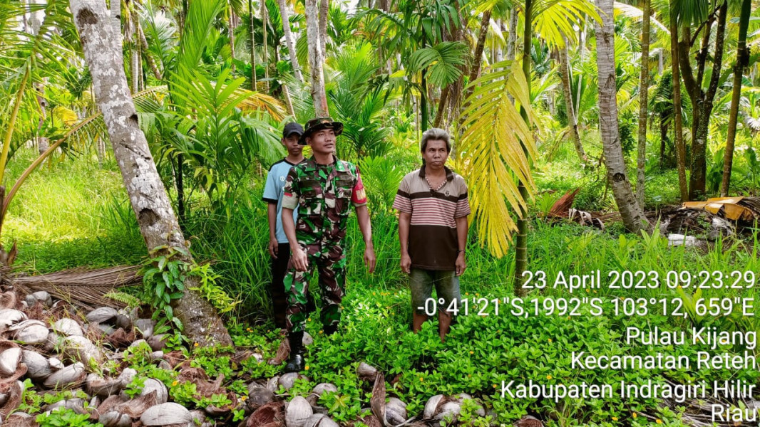 Babinsa Koramil 07/Reteh Patroli Rawan Daerah Karhutla di Binaan