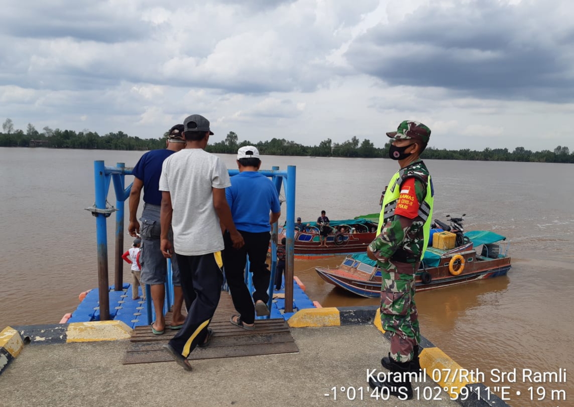 Demi Kesehatan Penumpang Pelabuhan, Babinsa Koramil 07/Reteh Tegakkan Disiplin Prokes