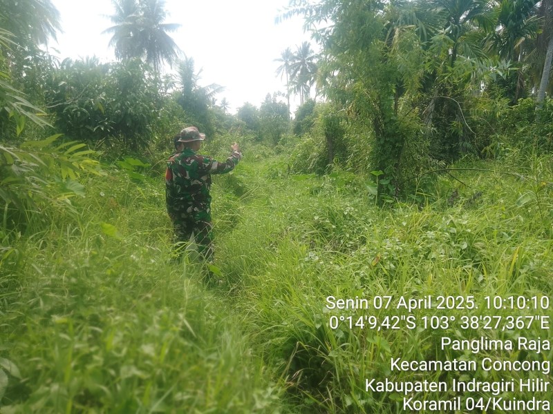 Babinsa Koramil 04/Kuindra Intens Melakukan Patroli Serta Sosialisasi Karhutla di Desa Panglima Raja
