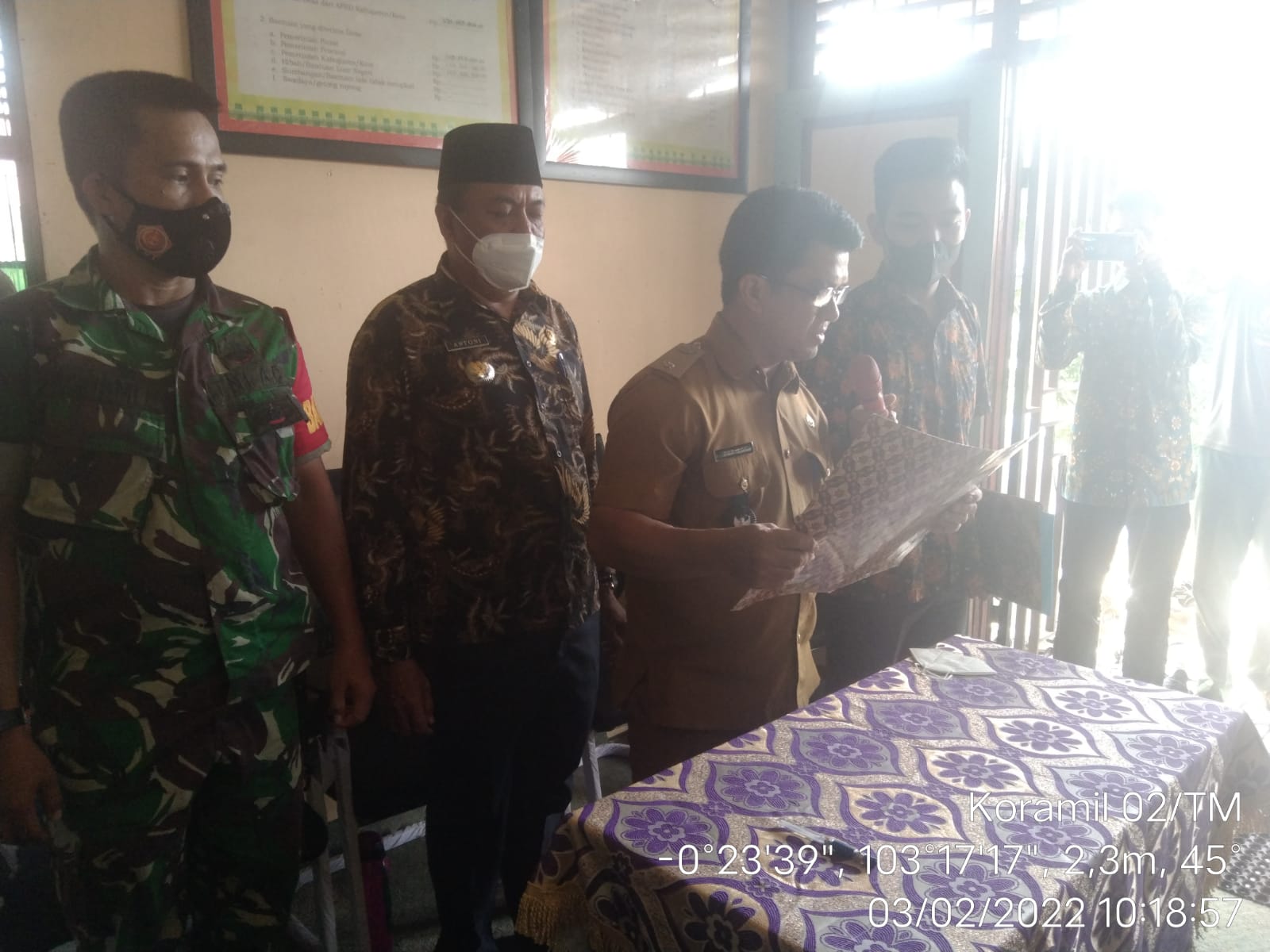 Babinsa Koramil 02/Tanah Merah Hadiri Pelantikan Perangkat Desa Tekulai Hilir