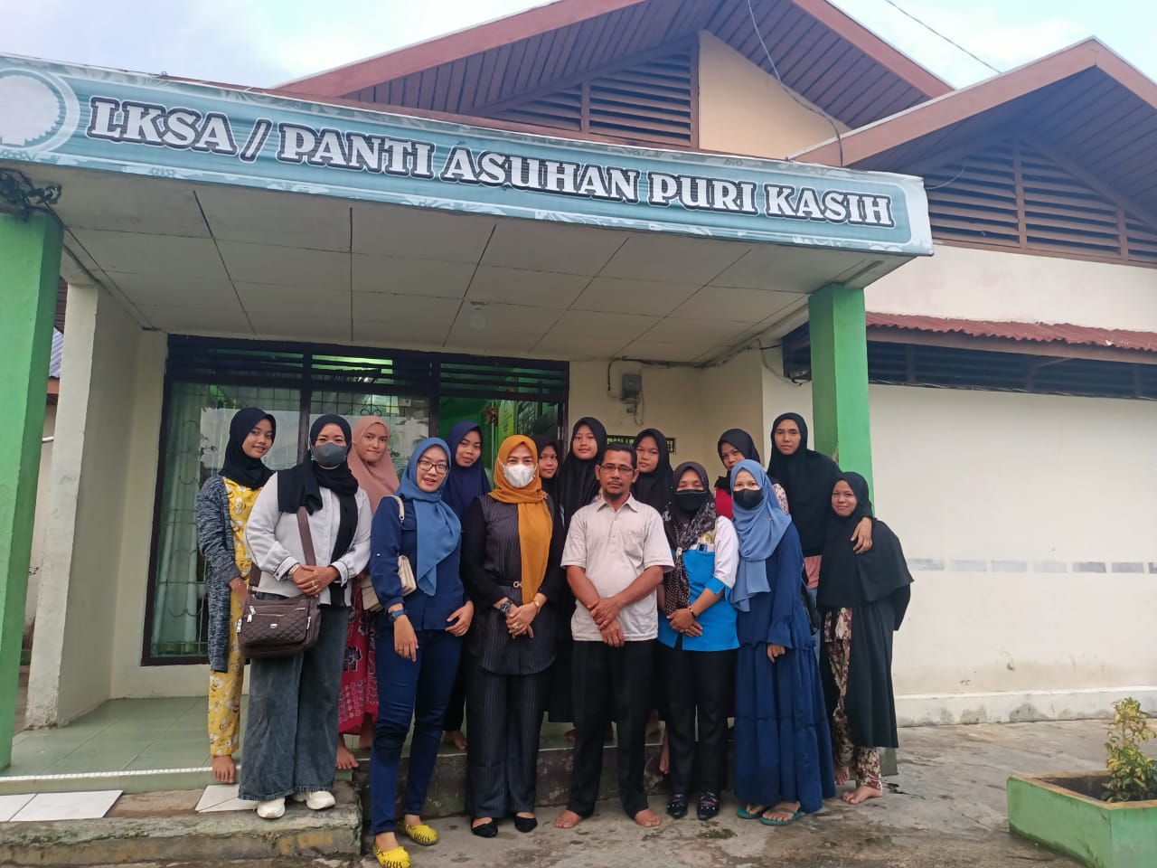 Tim Srikandi Tangguh Tembilahan Bersilahturahmi Dengan Anak-Anak Serta Pengurus Panti Asuhan