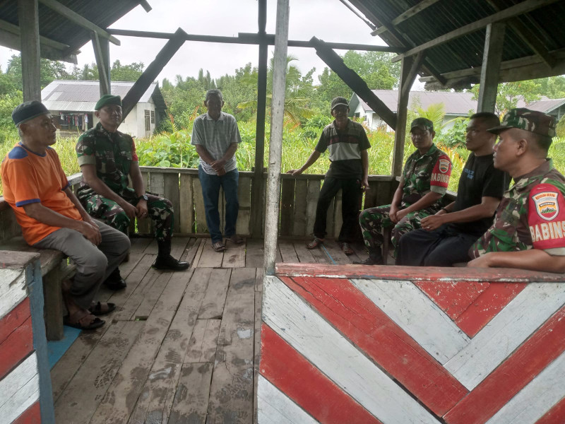 Dengan Komsos, Babinsa Koramil 04/Kuindra Pupuk Kebersamaan dan Saling Toleransi Antar Sesama