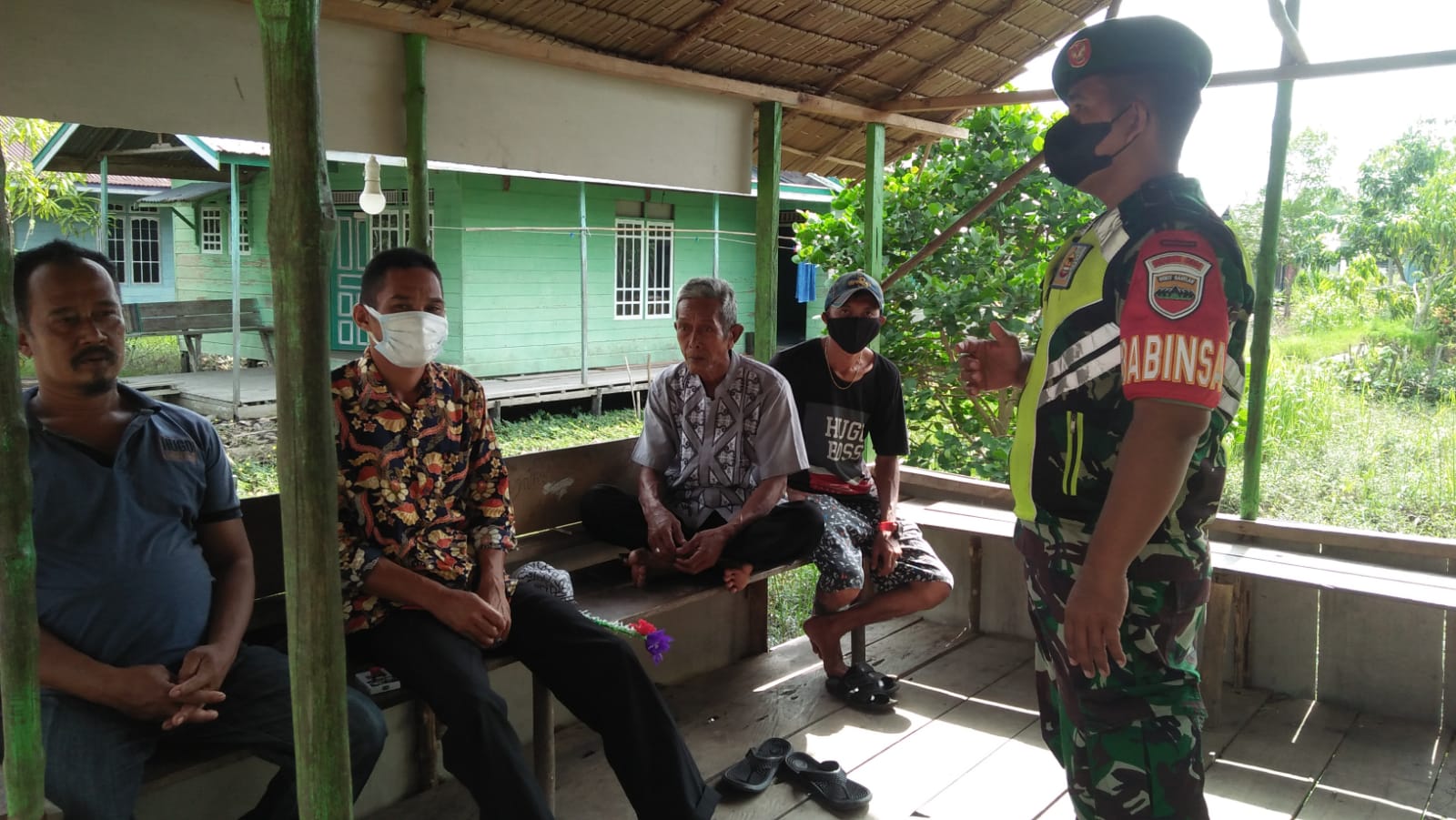 Kegiatan Patroli Penegakan Disiplin Prokes Oleh Anggota Koramil 04/Kuindra