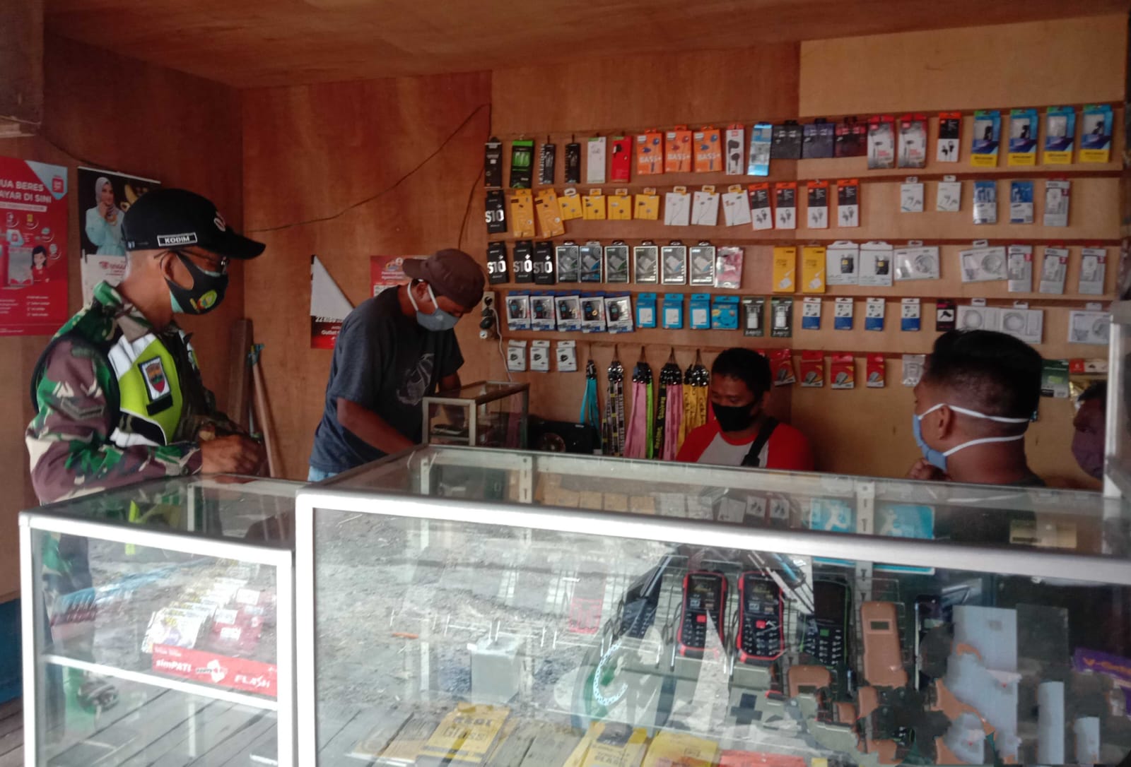 Disiplin Prokes Yang Ditegakkan Oleh Babinsa Koramil 04/Kuindra di Jalan Belibis Kelurahan Sapat