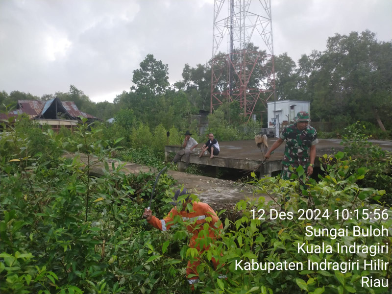 Jaga Keindahan dan Kenyamanan Lingkungan, Babinsa Koramil 04/Kuindra Ajak Masyarakat Untuk Goro