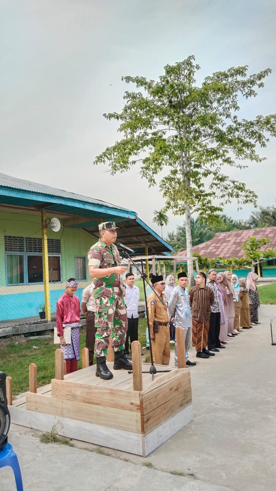 Babinsa Koramil 05/Gas Gelar Upacara Dalam Rangka Memperingati Hari Sumpah Pemuda Ke 96 Di Lapangan Upacara SMA 3 Desa Simpang Gaung