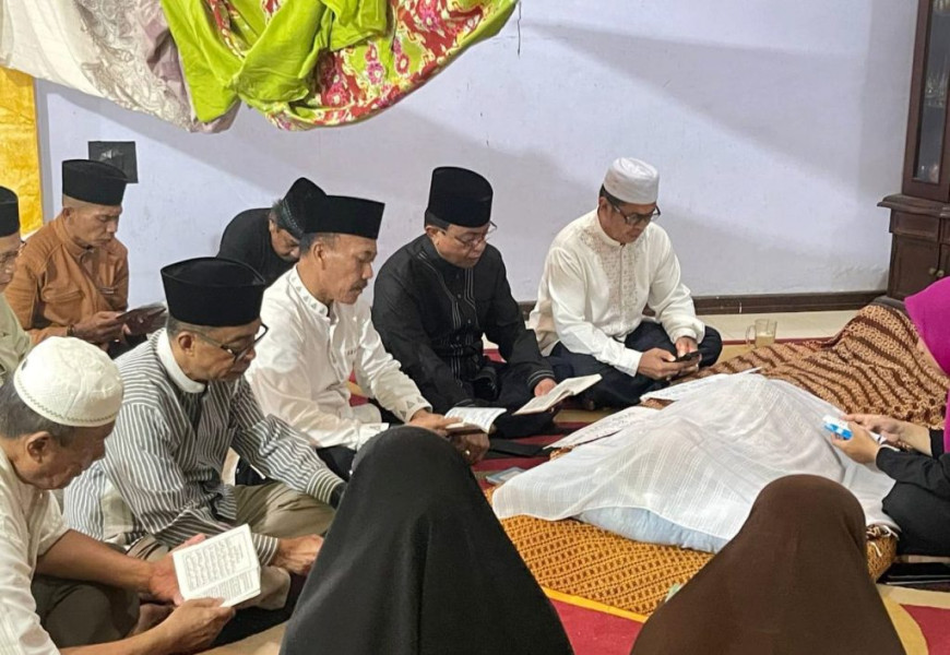 Takziah Ke Rumah Almarhum Husni Hasan, Bupati H. Muhammad Wardan Sampaikan Belasungkawa