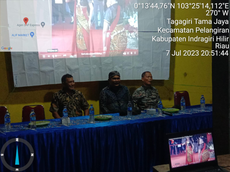 Meriahkan HUT Bhayangkara Ke 77, Danramil 10/Plg Ajak Masyarakat Nonton Bersama Pagelaran Wayang Kulit