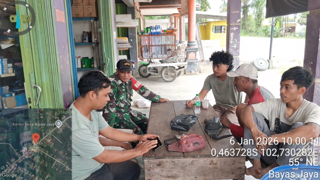 BENGKEL JADI TEMPAT KOMSOS: BABINSA SERMA DAMRIANTO AJAK PEMUDA DESA KULIM JAYA JAGA KAMTIBMAS!