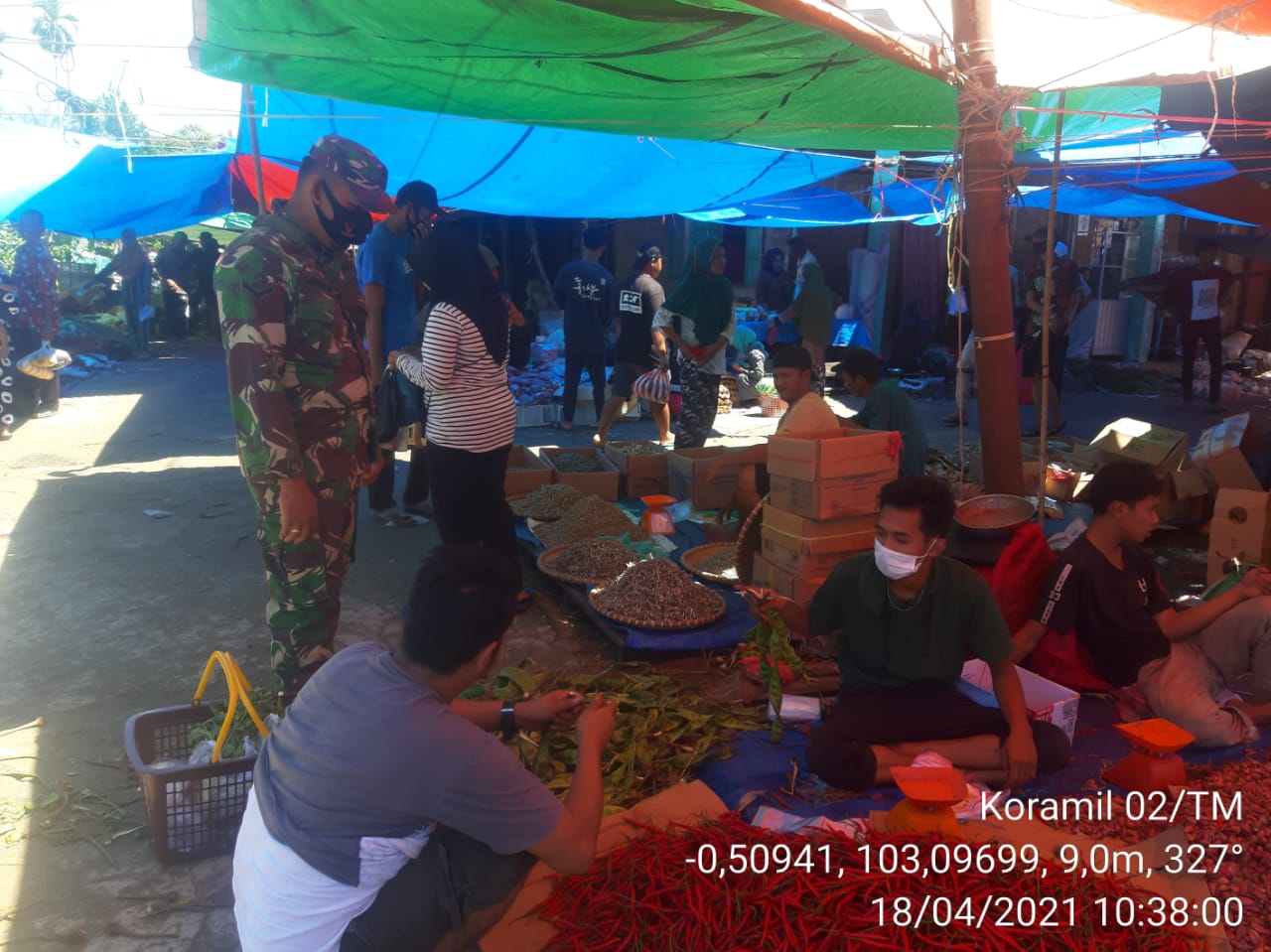 Babinsa Koramil 02/Tanah Merah Lakukan Penegakan Protkes di Pusaran Enok