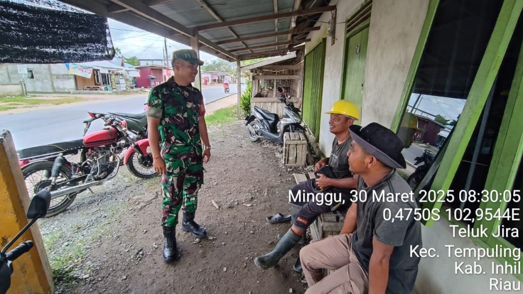 Babinsa Koramil 03/Tpl Jalin Silaturahmi, Ajak Warga Teluk Jira Jaga Keamanan Jelang Lebaran