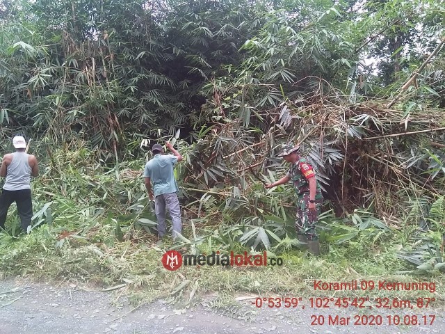 Babinsa Air Balui Lakukan Pembersihan Jalan Bersama Masyarakat Dusun Benuang 
