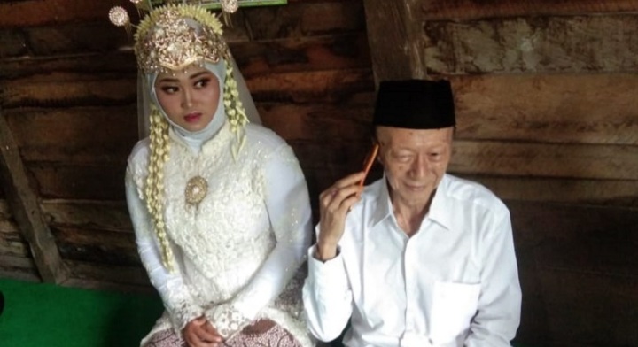 Menang Banyak! Sudah 9 Kali Menikah, Kakek 68 Tahun Kembali Lamar Gadis Cantik 19 Menang Banyak! Sudah 9 Kali Menikah, Kakek 68 Tahun Kembali Lamar Gadis Cantik 19