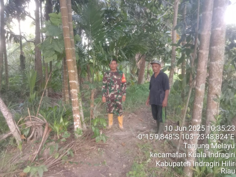 Babinsa Koramil 04/Kuindra Laksanakan Patroli dan Sosialisasi Karhutla di Desa Tanjung Melayu