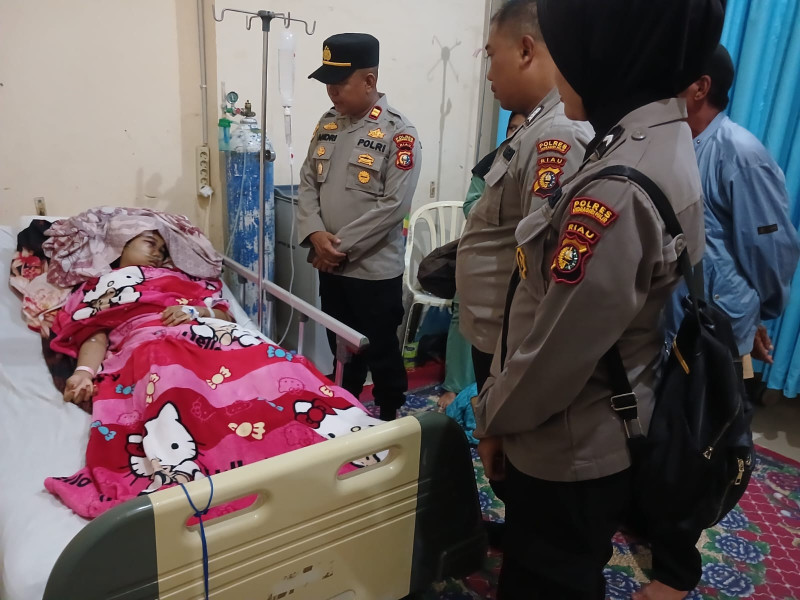 Beri Motivasi dan Santunan, Kapolsek Gaung Bersama Klinik Polres Inhil Jenguk Santriwati Korban Penganiayaan