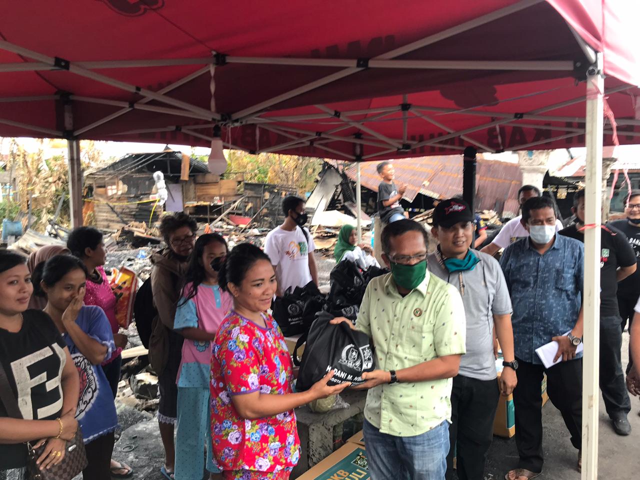 Berbagi Kasih, PKB Inhil Bagikan Sembako Uang Tunai dan Baju Layak Pakai Kepada Korban Kebakaran  Berbagi Kasih, PKB Inhil Bagikan Sembako Uang Tunai dan Baju Layak Pakai Kepada Korban Kebakaran